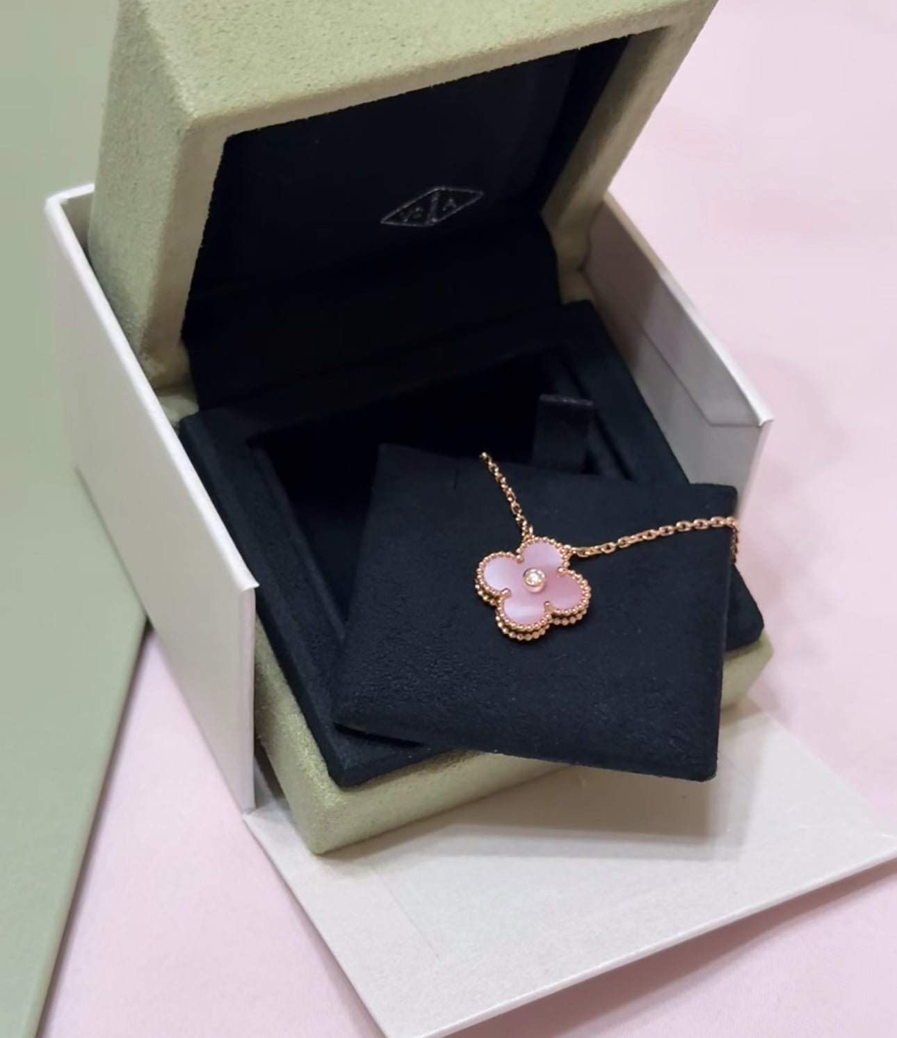 [Windsor Jewelry]2025 CHRISTMAS CLOVER 15MM DIAMOND RHODONITE NECKLACE