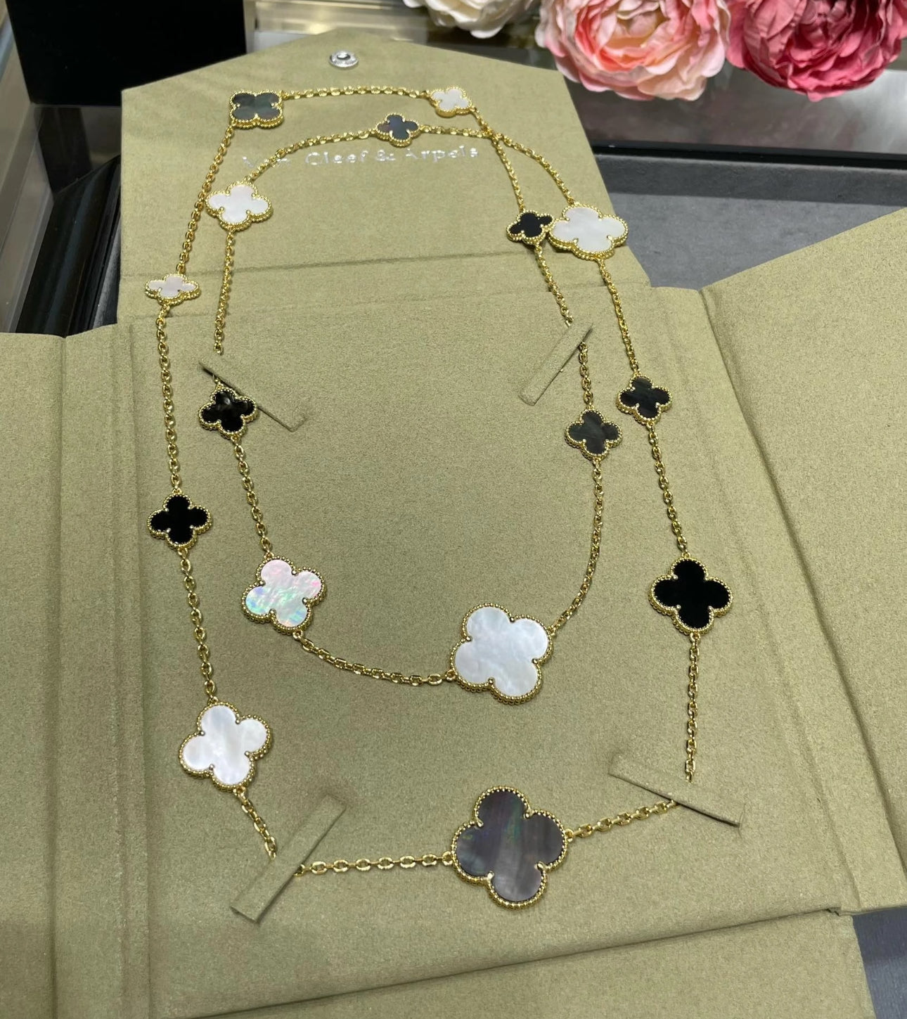 [Windsor Jewelry]CLOVER 16 MOTIF WHITE NECKLACE