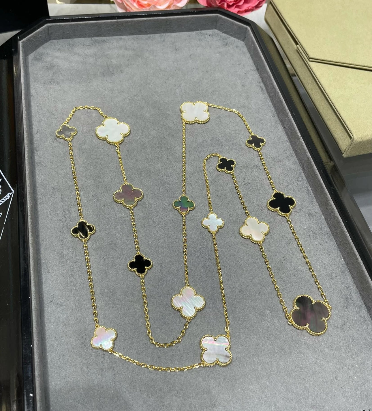 [Windsor Jewelry]CLOVER 16 MOTIF WHITE NECKLACE