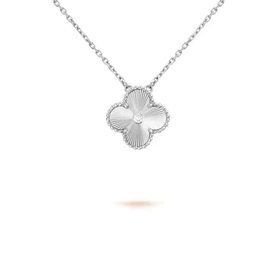 [Windsor Jewelry]CLOVER  15MM DIAMOND LASER NECKLACE SILVER