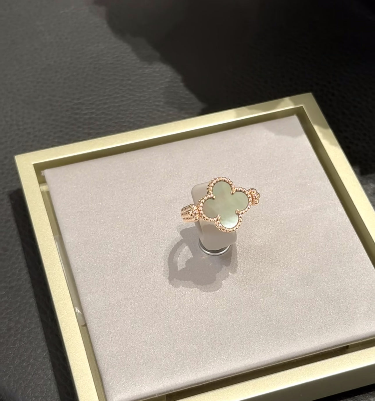 [Windsor Jewelry]CLOVER RIVERSIBLE GREY MOP RING