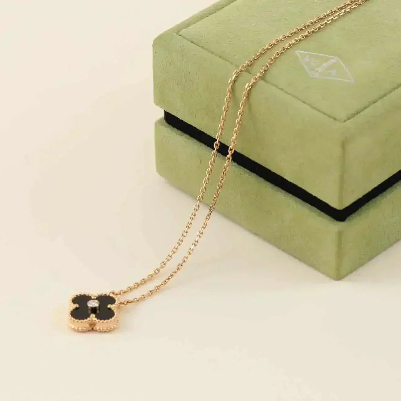 [Windsor Jewelry]CLOVER 15MM DIAMOND ONYX NECKLACE