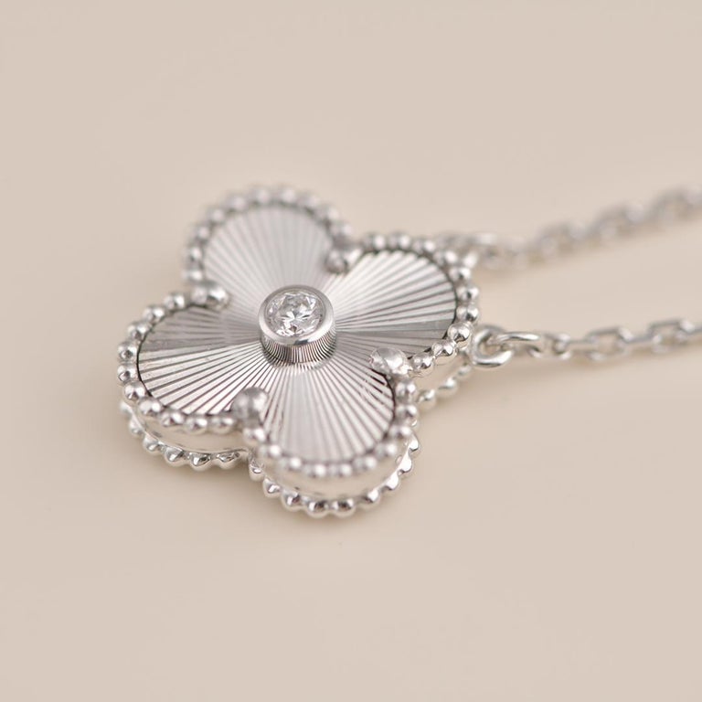 [Windsor Jewelry]CLOVER  15MM DIAMOND LASER NECKLACE SILVER