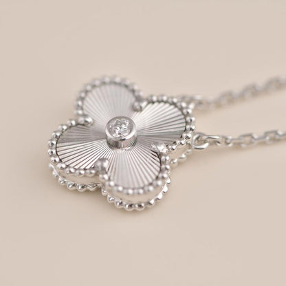 [Windsor Jewelry]CLOVER  15MM DIAMOND LASER NECKLACE SILVER