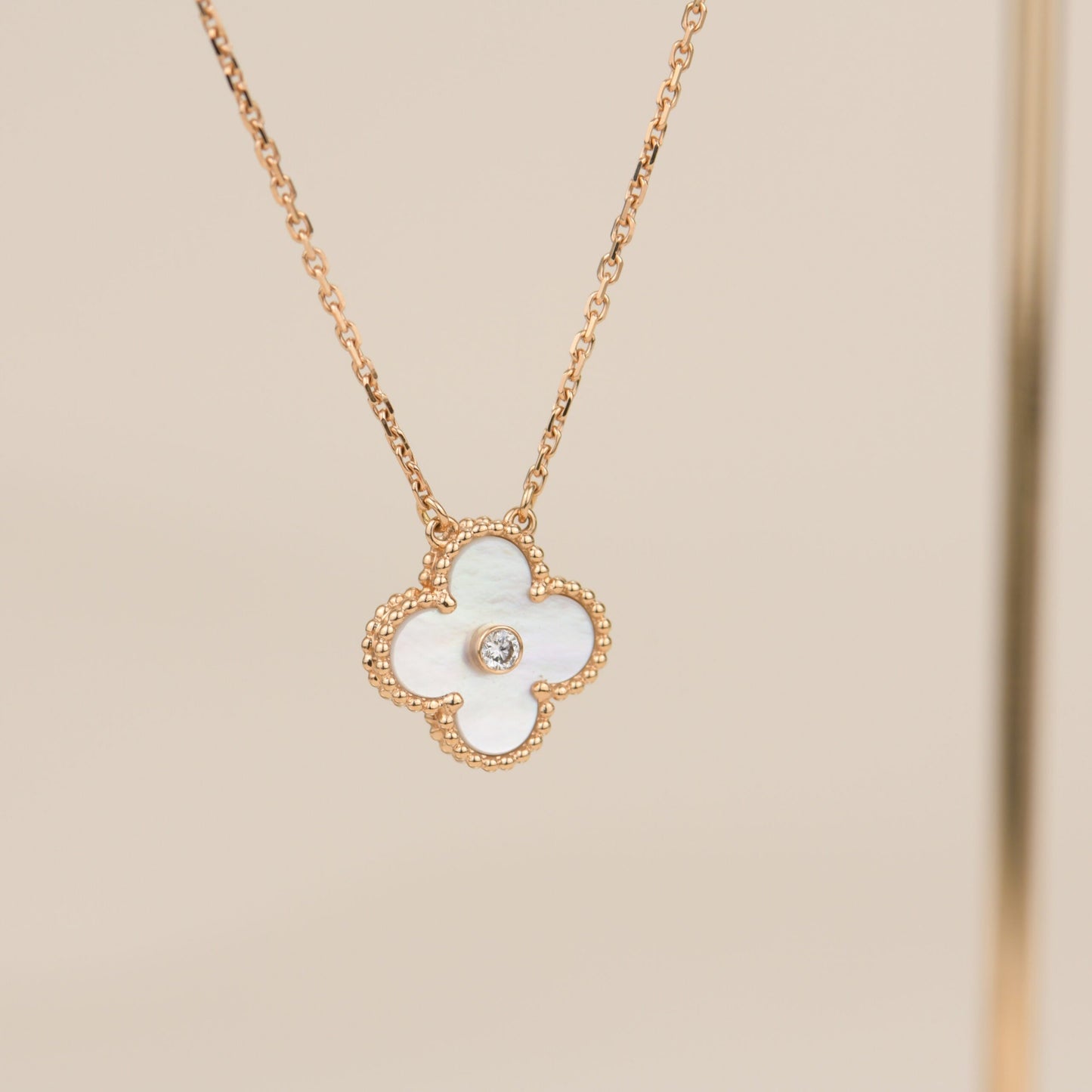 [Windsor Jewelry]CLOVER 15MM DIAMOND WHITE FRITILLARIA NECKLACE