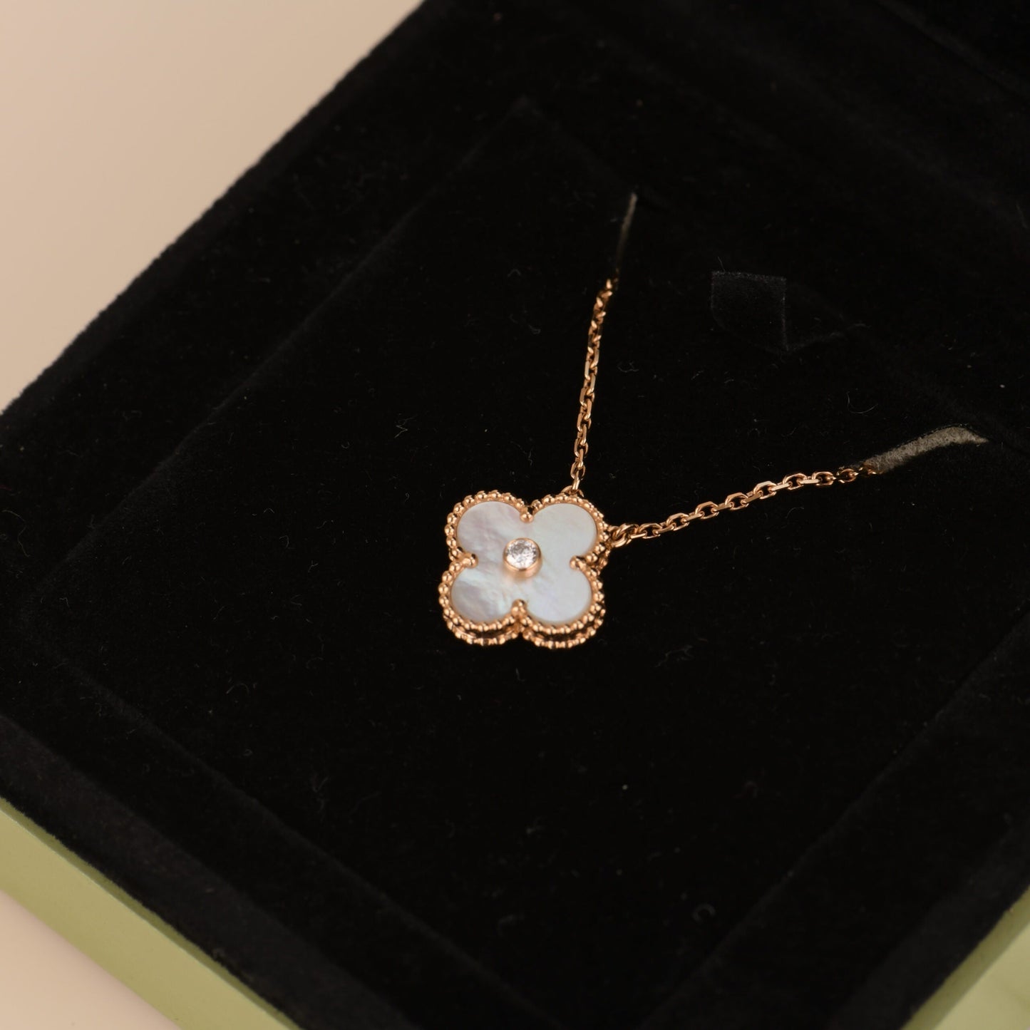 [Windsor Jewelry]CLOVER 15MM DIAMOND WHITE FRITILLARIA NECKLACE