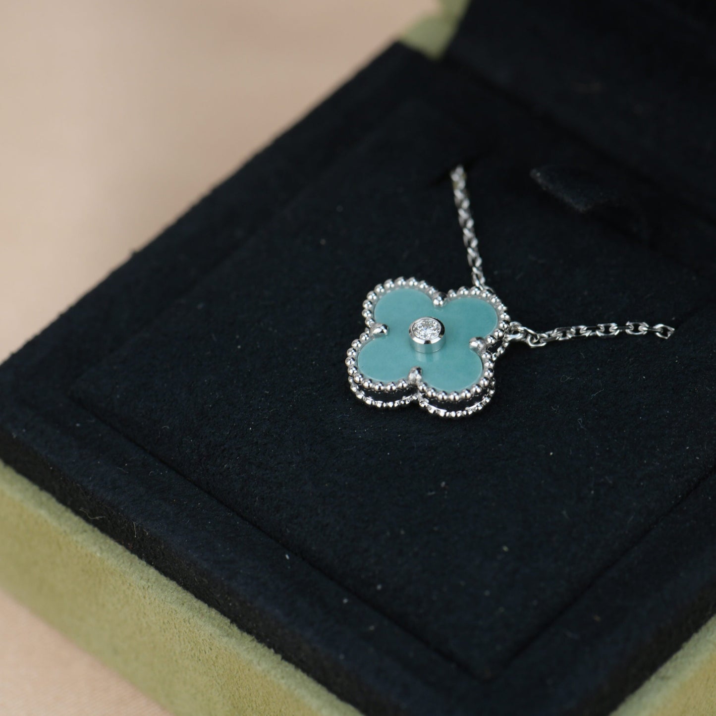 [Windsor Jewelry]CLOVER 15MM DIAMOND SVRES PORCELAIN  NECKLACE SILVER