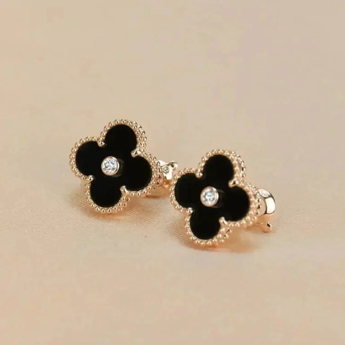 [Windsor Jewelry]CLOVER MEDIUM 1 MOTIFS ONYX DIAMOND EARRINGS