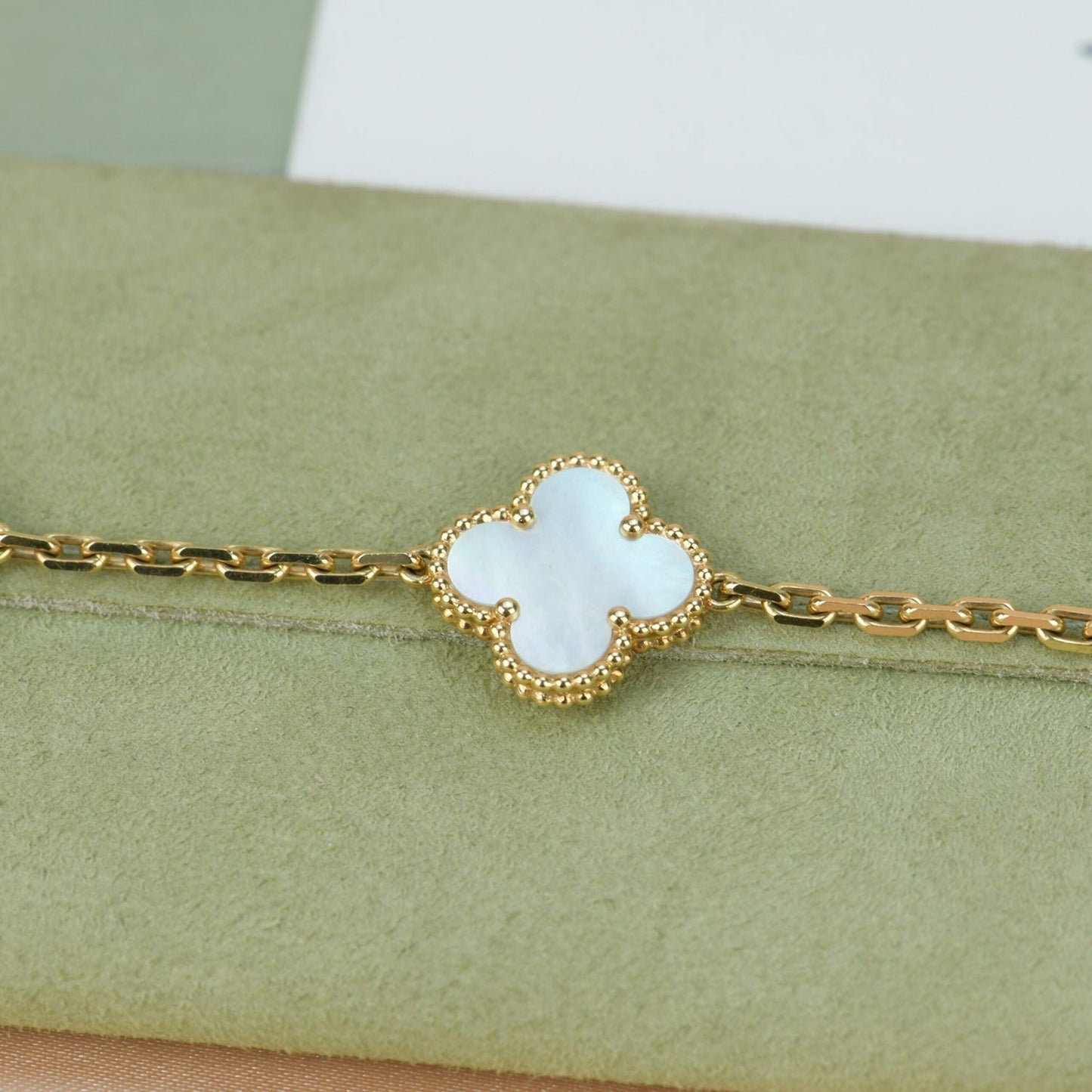 [Windsor Jewelry]CLOVER  5 MOTIF WHITE MOP BRACELET