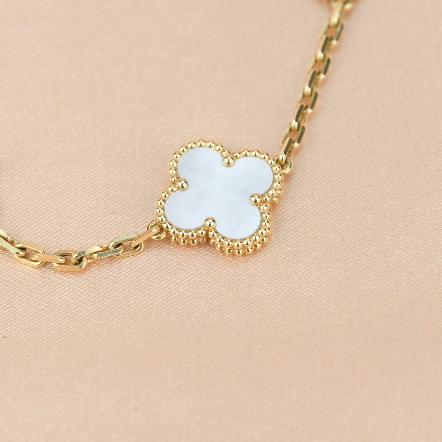 [Windsor Jewelry]CLOVER  5 MOTIF WHITE MOP BRACELET