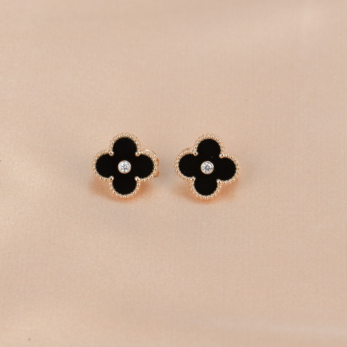 [Windsor Jewelry]CLOVER MEDIUM 1 MOTIFS ONYX DIAMOND EARRINGS