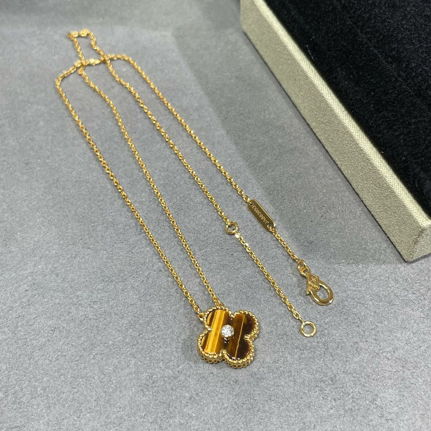 [Windsor Jewelry]CLOVER 15MM DIAMOND AND YELLOW TIGER'S EYE AGATE necklace