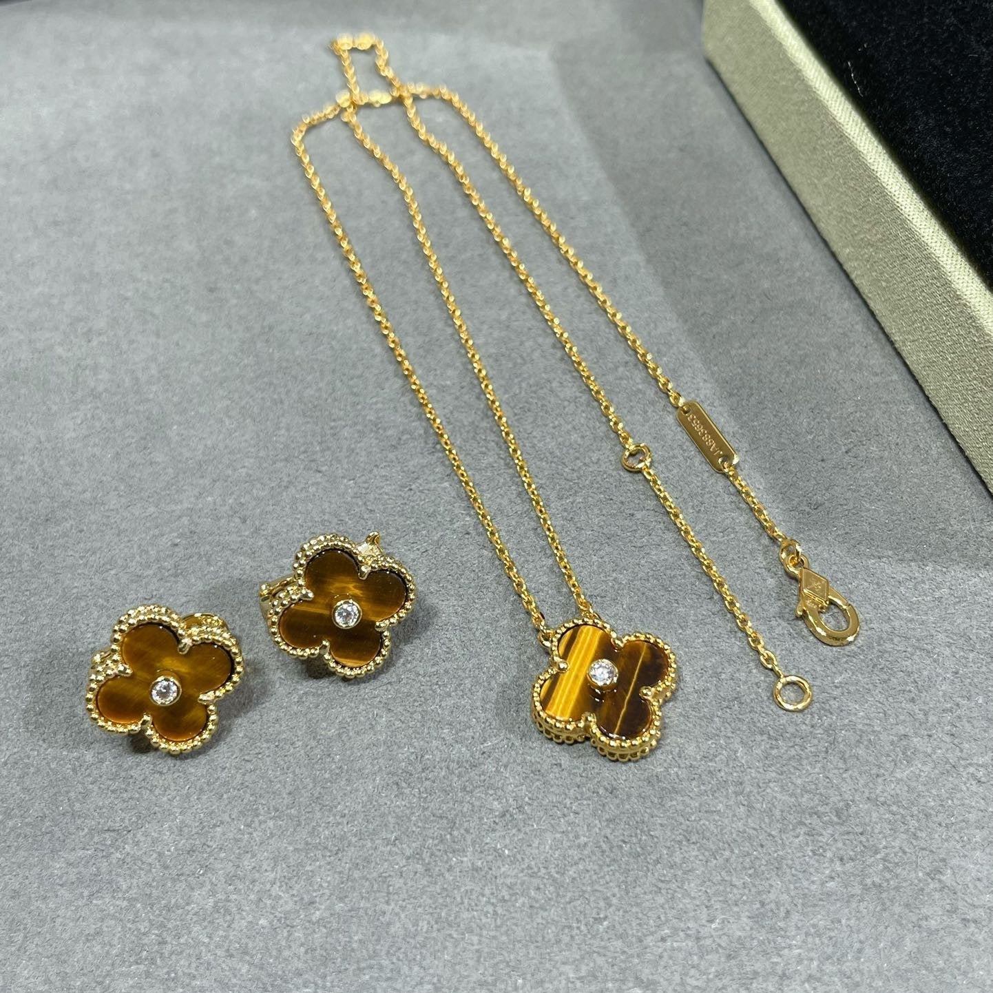 [Windsor Jewelry]CLOVER 15MM DIAMOND AND YELLOW TIGER'S EYE AGATE necklace