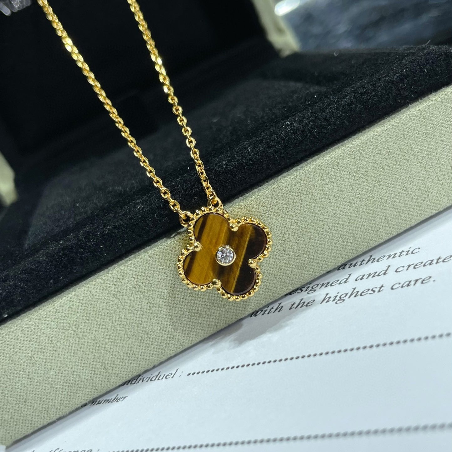 [Windsor Jewelry]CLOVER 15MM DIAMOND AND YELLOW TIGER'S EYE AGATE necklace