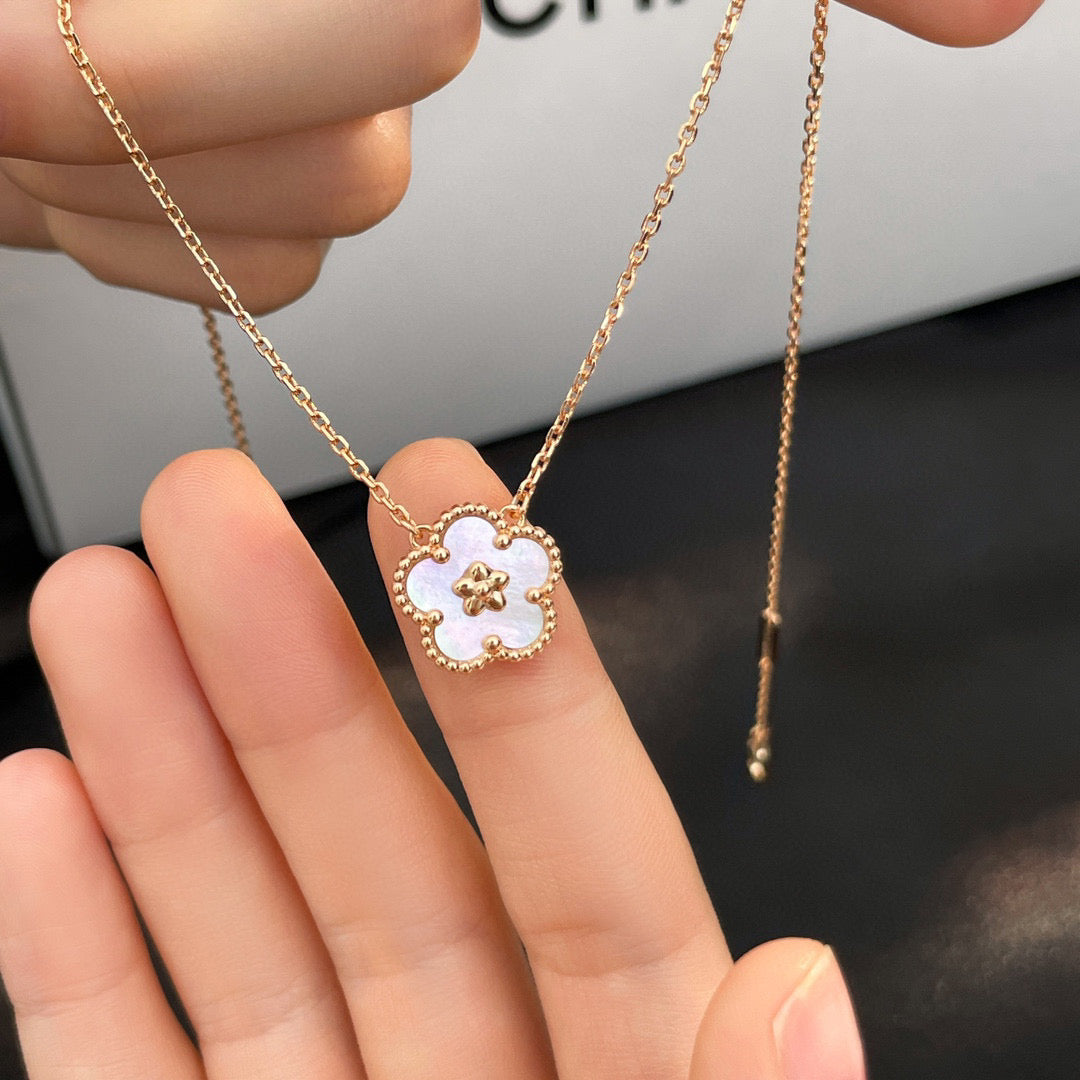 [Windsor Jewelry]LUCKY  WHITE MOP  PLUM BLOSSOM NECKLACE