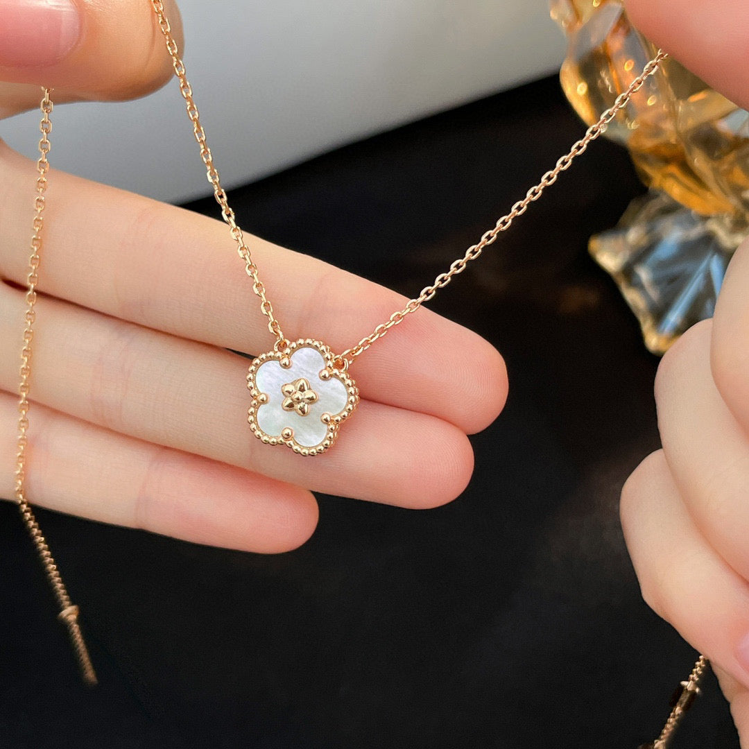 [Windsor Jewelry]LUCKY  WHITE MOP  PLUM BLOSSOM NECKLACE