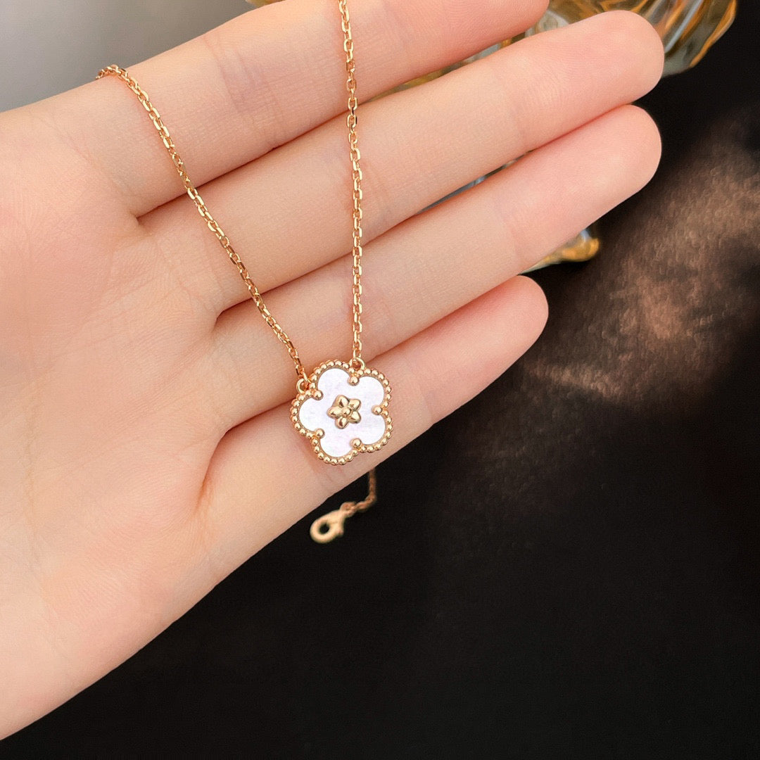 [Windsor Jewelry]LUCKY  WHITE MOP  PLUM BLOSSOM NECKLACE