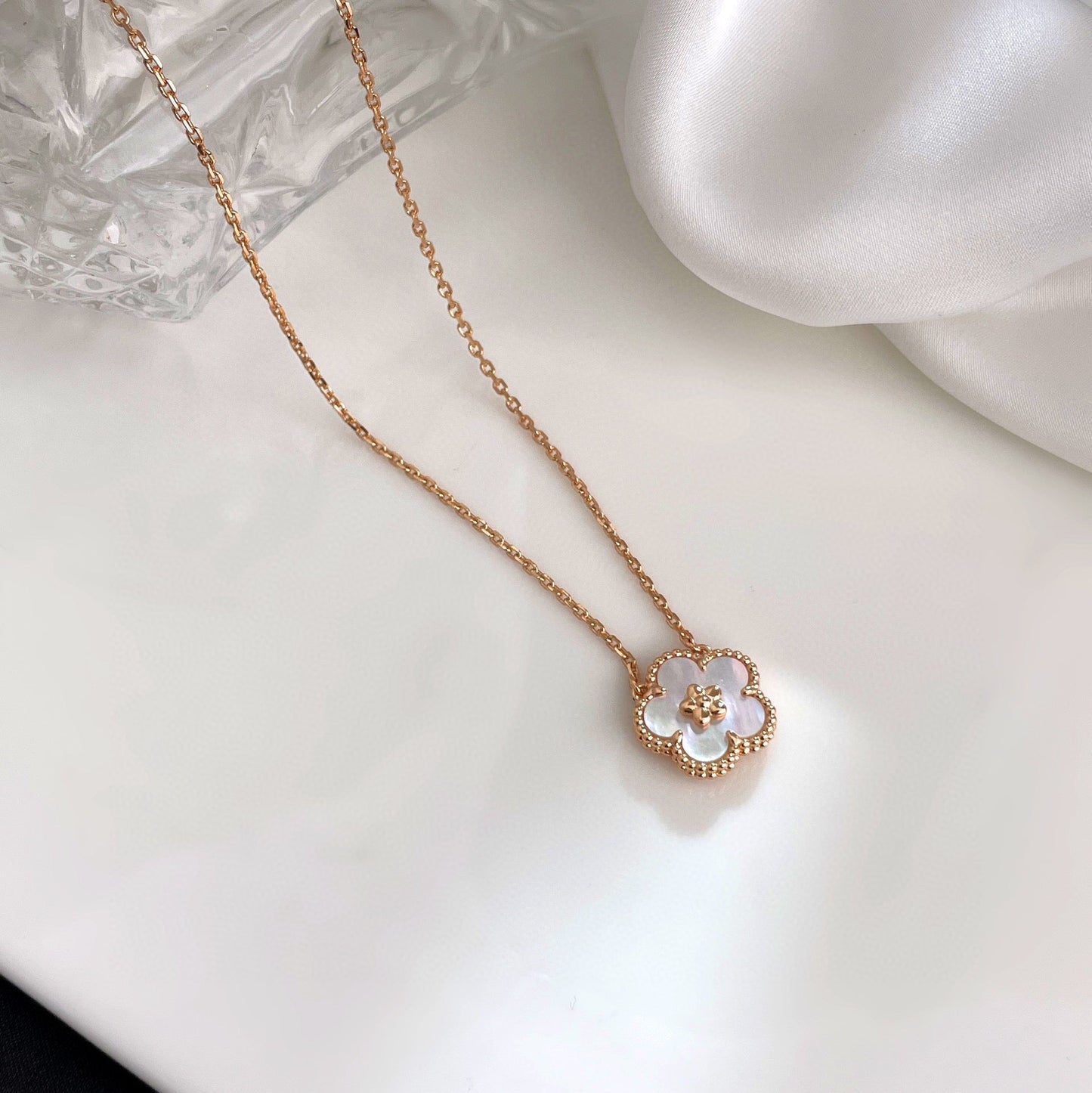 [Windsor Jewelry]LUCKY  WHITE MOP  PLUM BLOSSOM NECKLACE