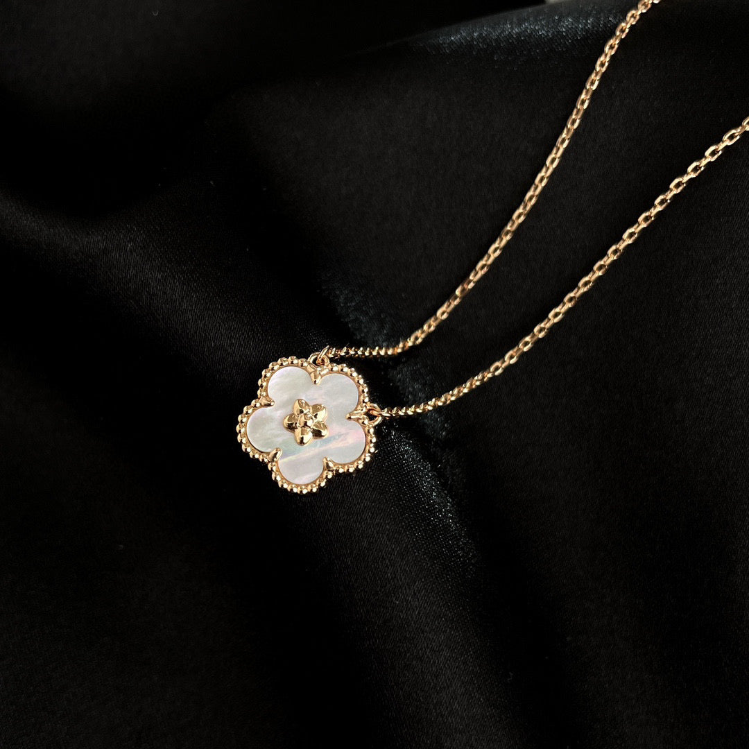[Windsor Jewelry]LUCKY  WHITE MOP  PLUM BLOSSOM NECKLACE