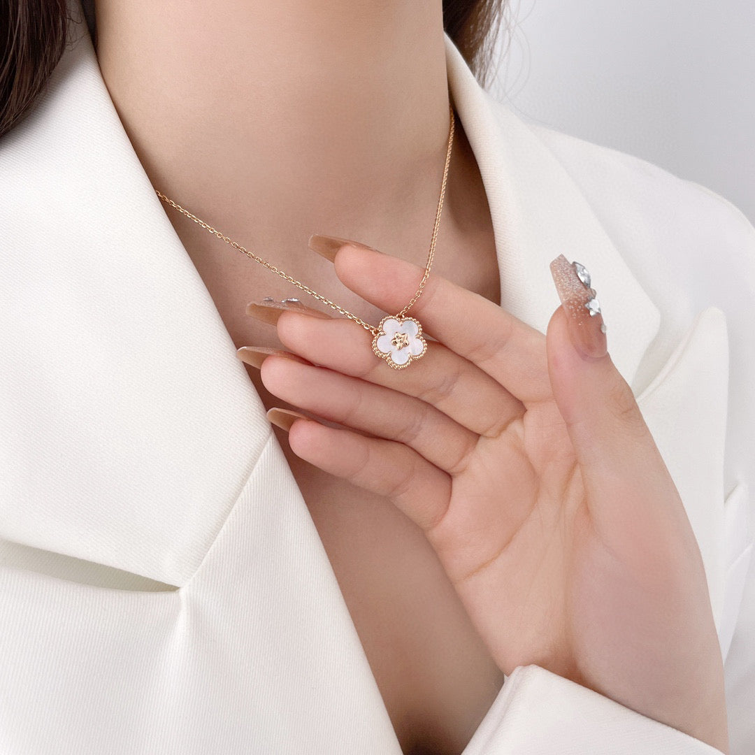 [Windsor Jewelry]LUCKY  WHITE MOP  PLUM BLOSSOM NECKLACE