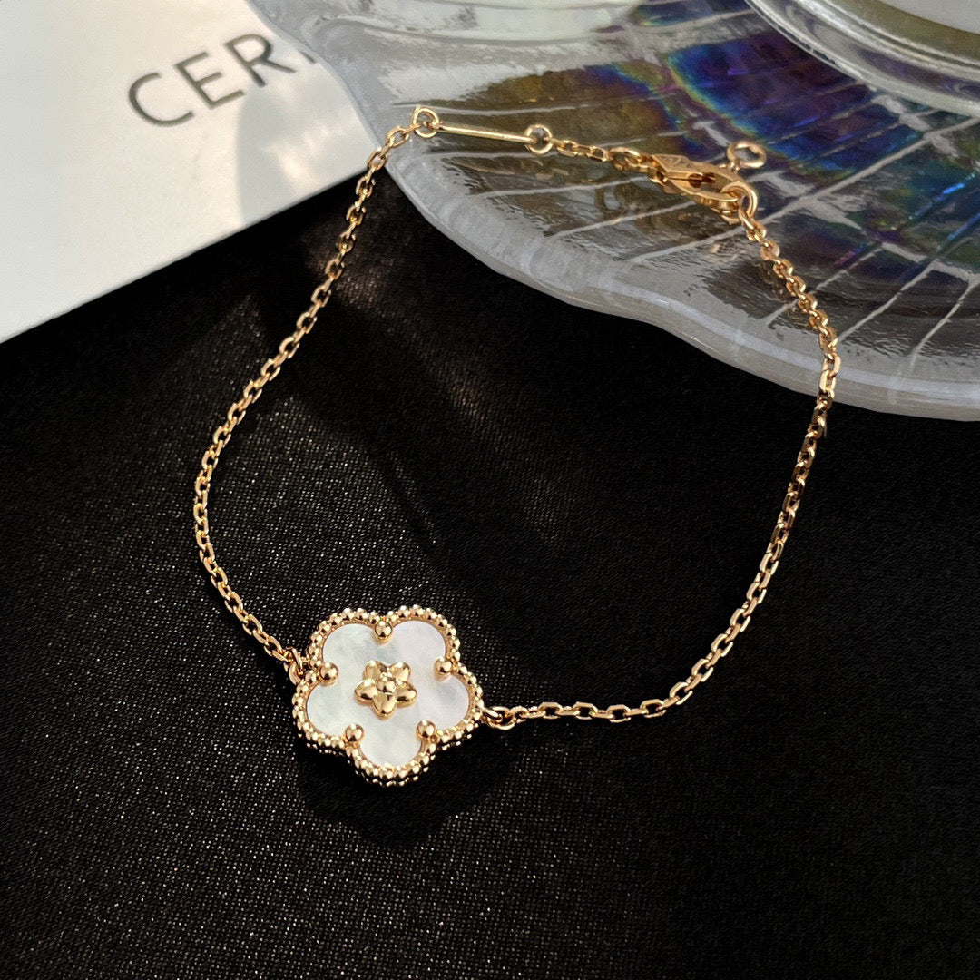 [Windsor Jewelry]LUCKY WHITE MOP PLUM BLOSSOM  BRACELET