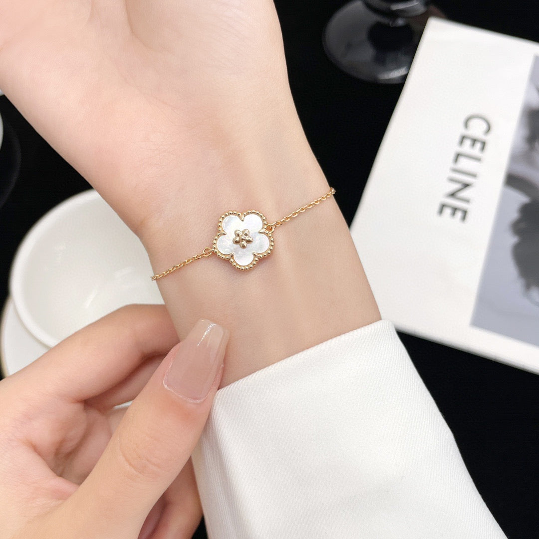 [Windsor Jewelry]LUCKY WHITE MOP PLUM BLOSSOM  BRACELET
