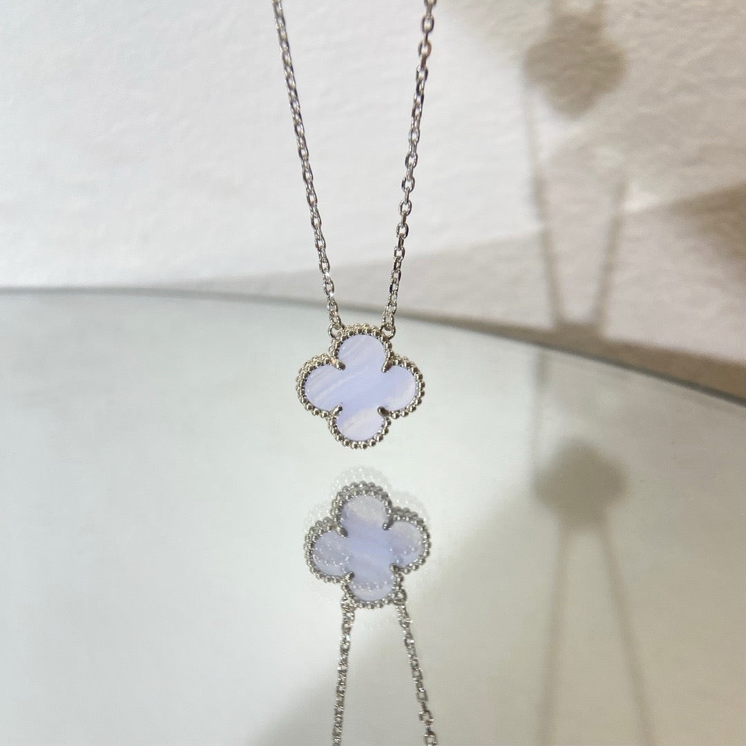 [Windsor Jewelry]CLOVER 15MM BLUE CHALCEDONY NECKLACE SILVER