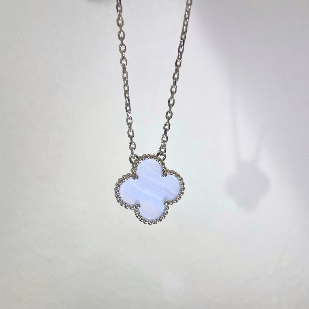 [Windsor Jewelry]CLOVER 15MM BLUE CHALCEDONY NECKLACE SILVER