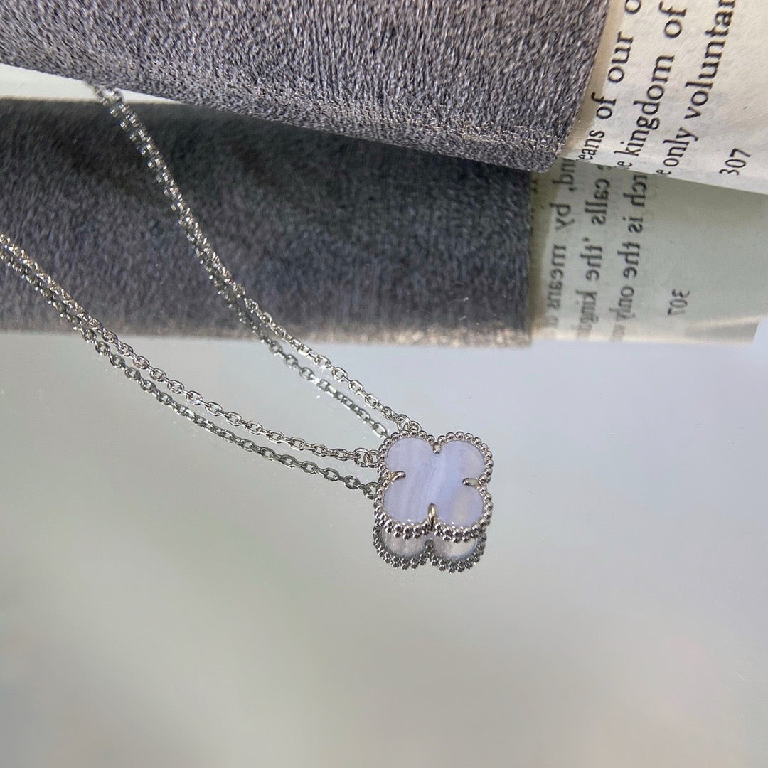 [Windsor Jewelry]CLOVER 15MM BLUE CHALCEDONY NECKLACE SILVER