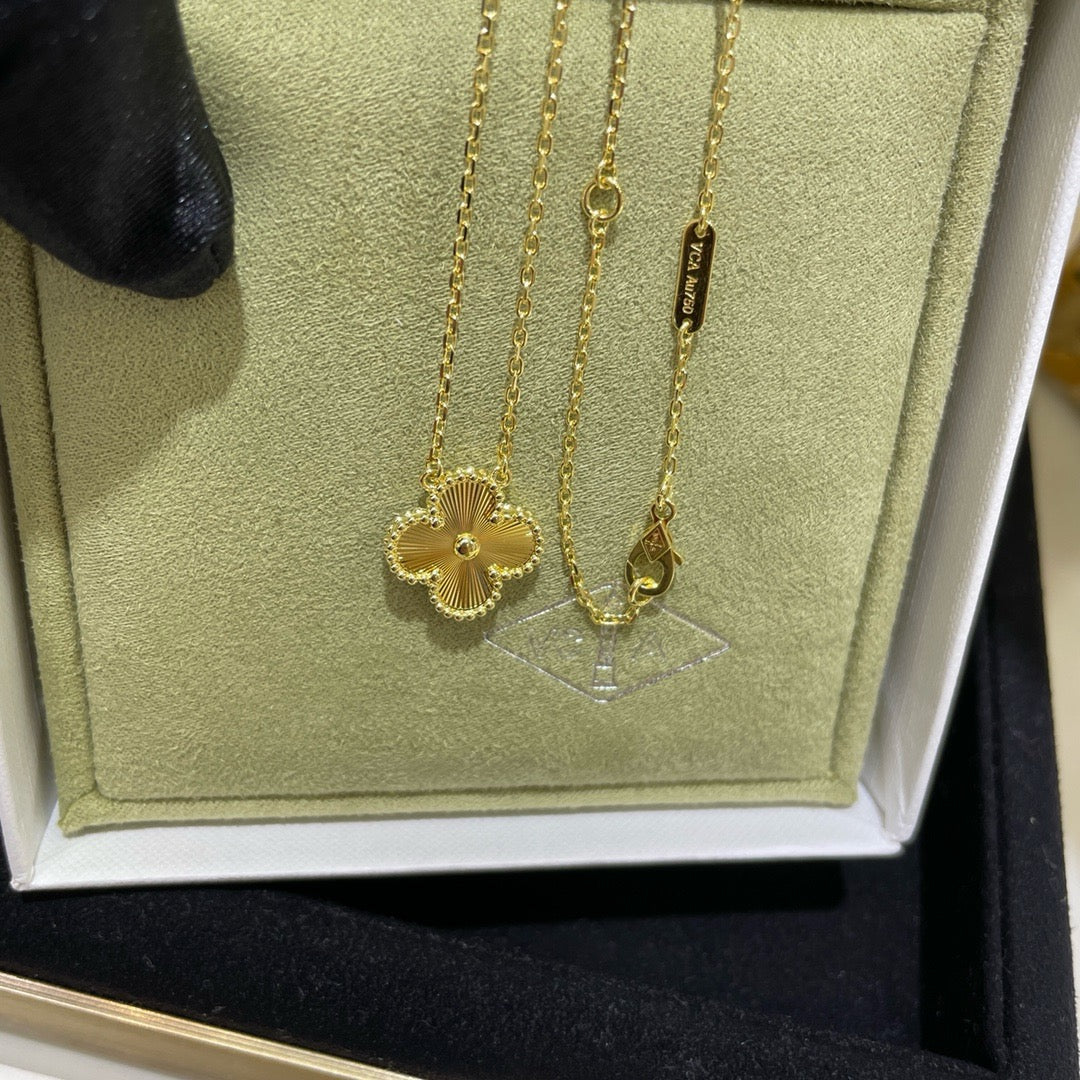 [Windsor Jewelry]CLOVER 15MM LASER NECKLACE