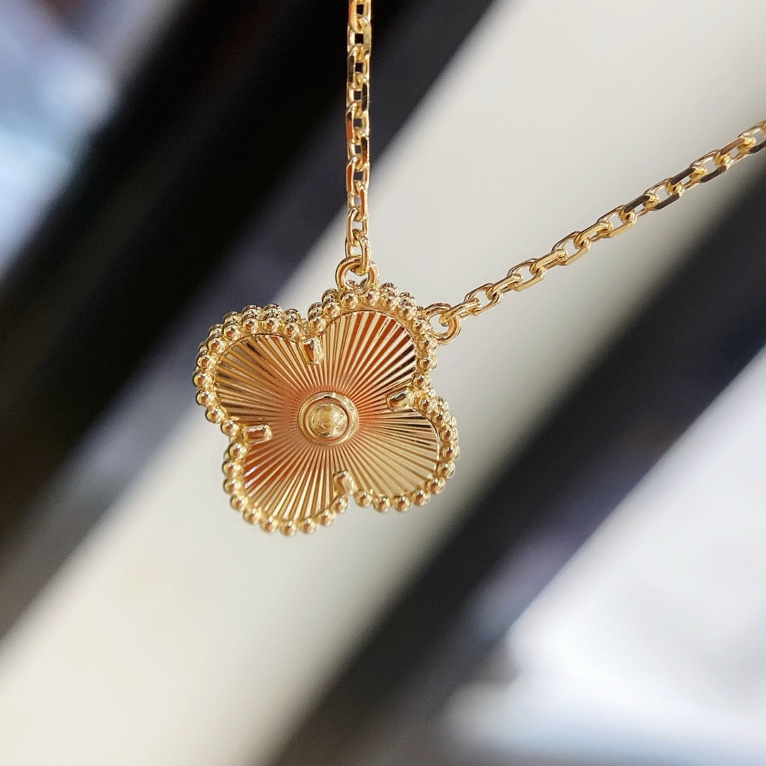 [Windsor Jewelry]CLOVER 15MM LASER NECKLACE