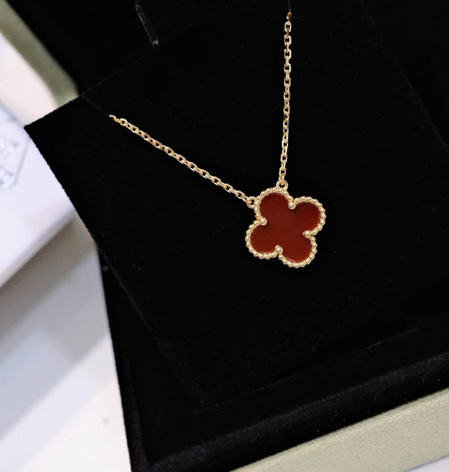 [Windsor Jewelry]CLOVER 15MM CARNELIAN SINGLE FLOWER NECKLACE