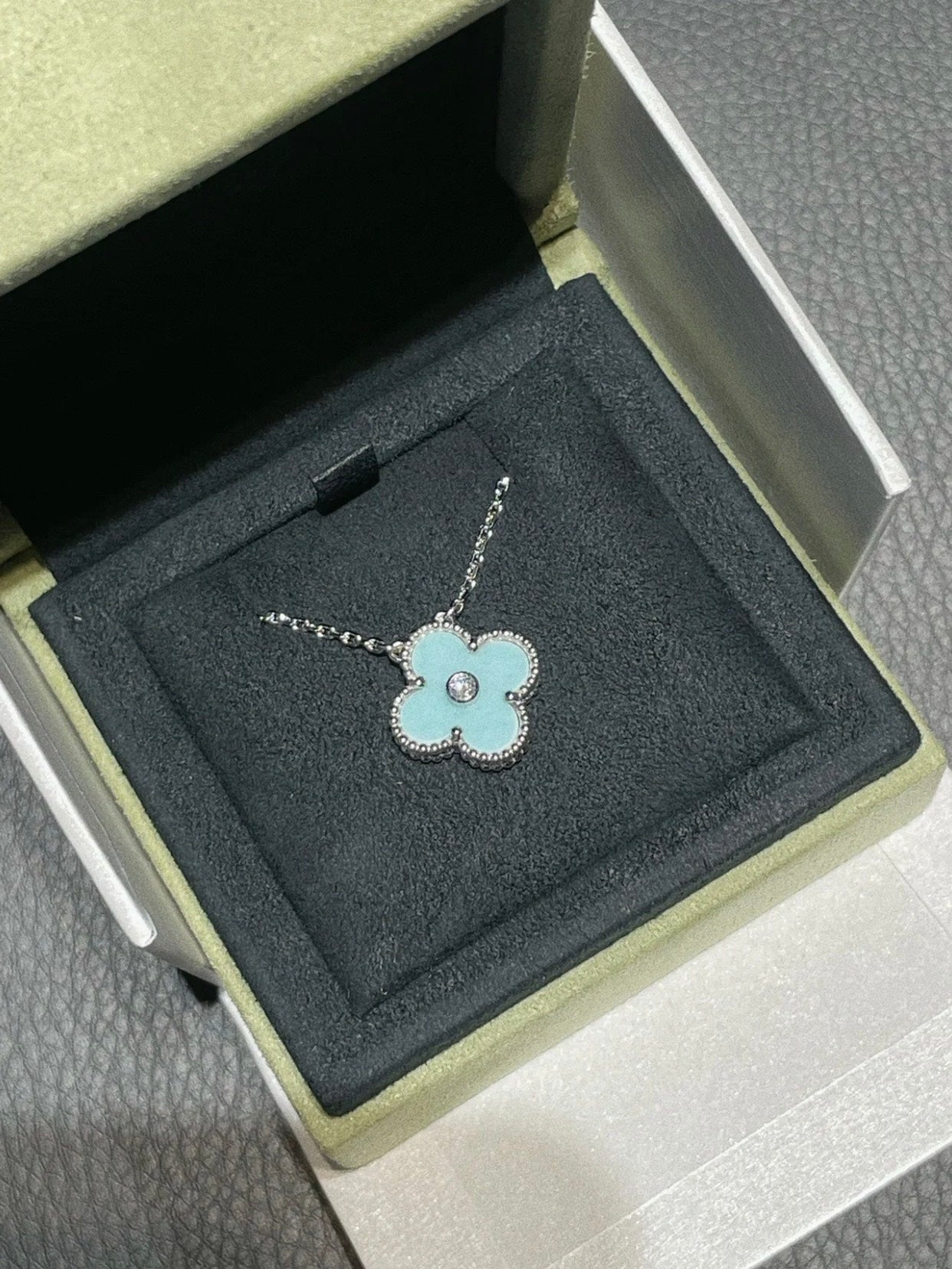 [Windsor Jewelry]CLOVER 1 DIAMOND LIGHT BLUE SILVER NECKLACE