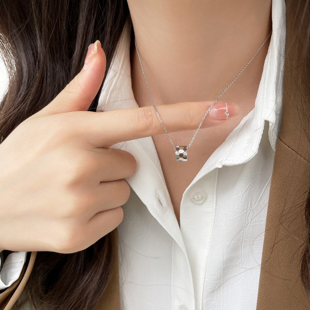 [Windsor Jewelry]BEE MINI PEDANT DIAMOND NECKLACE