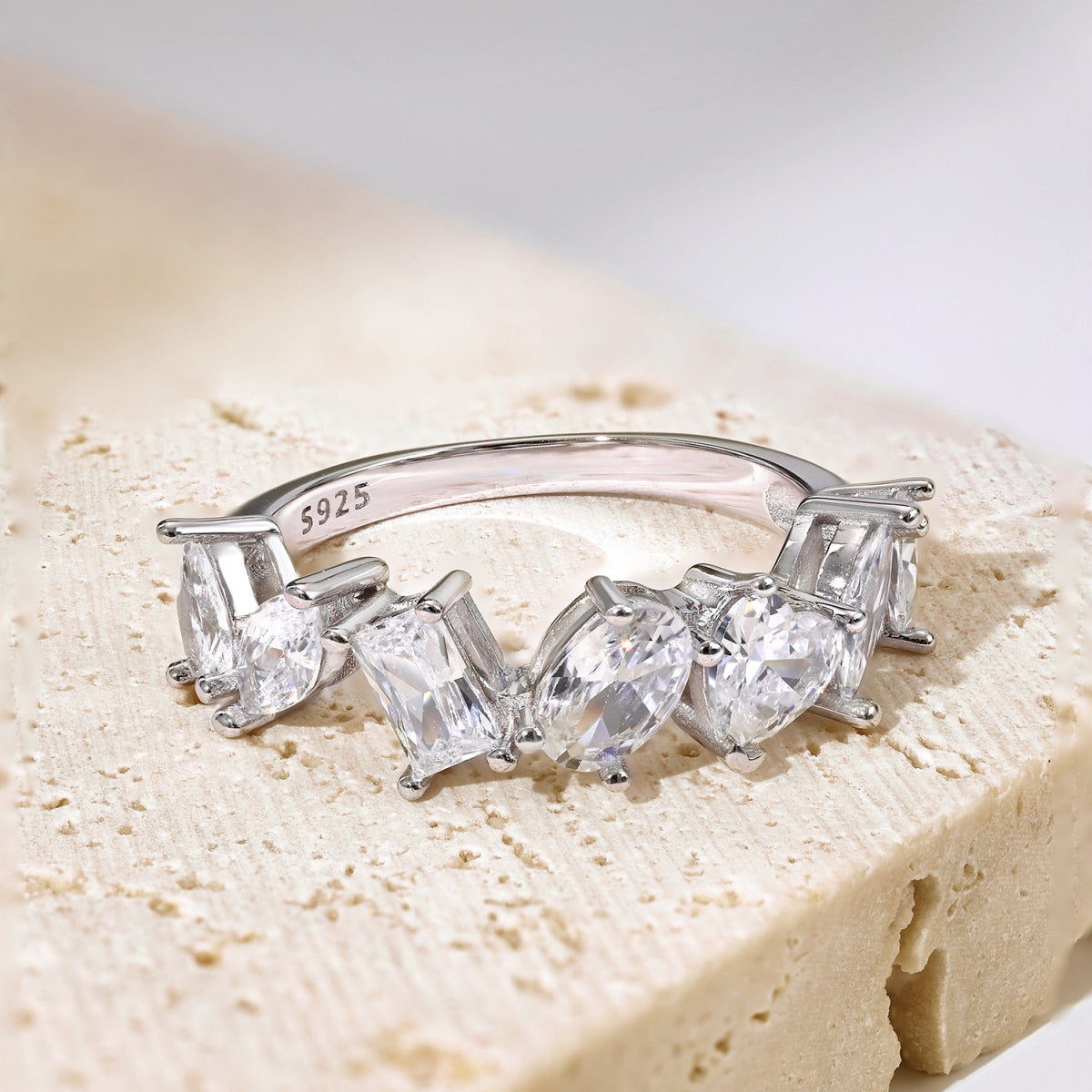 [Windsor Jewelry]Delicate Multi Cut Ring