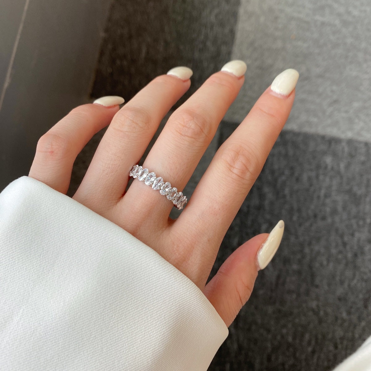 [Windsor Jewelry]Ornate Oval Cut Tennis Ring