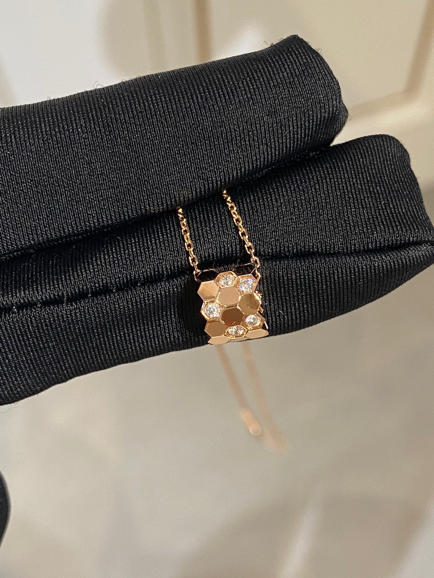 [Windsor Jewelry]BEE LOVE DIAMOND NECKLACE