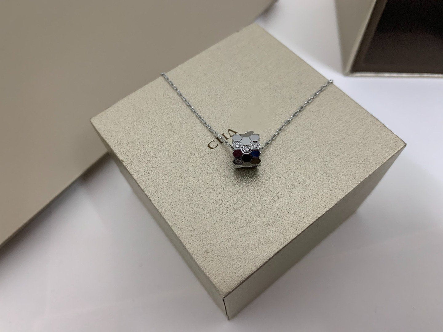 [Windsor Jewelry]BEE LOVE DIAMOND NECKLACE