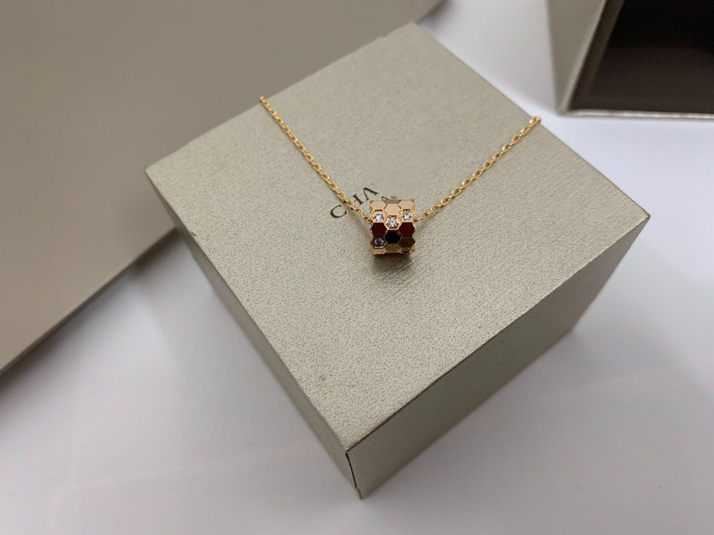 [Windsor Jewelry]BEE LOVE DIAMOND NECKLACE
