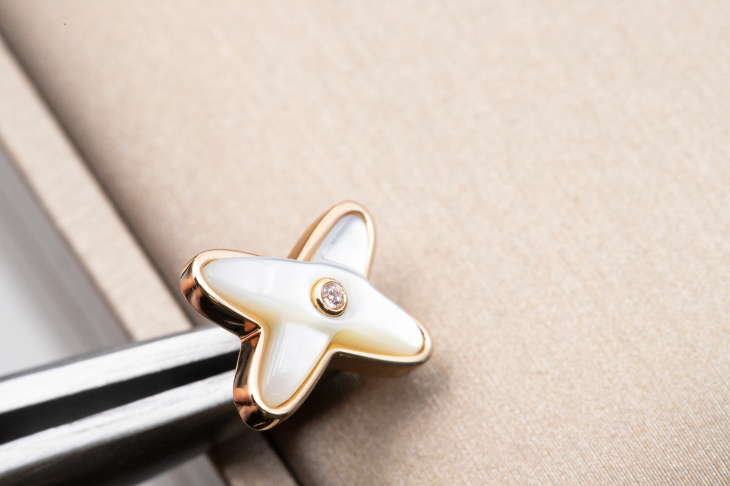 [Windsor Jewelry]JEUX DE WHITE MOP PINK GOLD DIAMOND EARRINGS