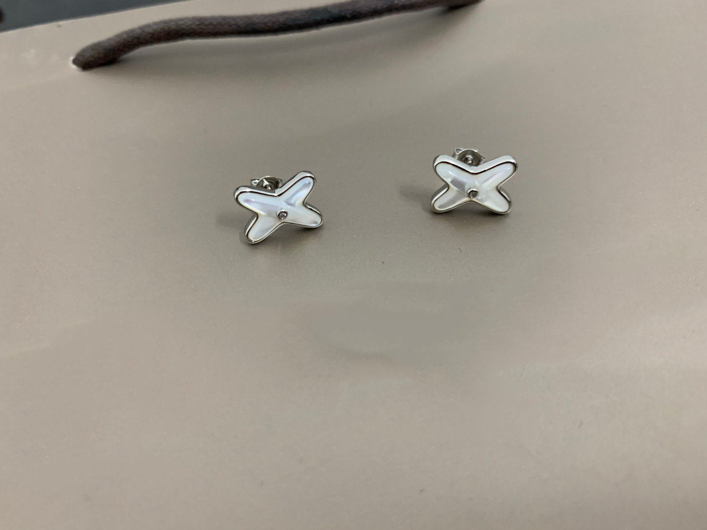 [Windsor Jewelry]JEUX DE WHITE MOP SILVER DIAMOND EARRINGS