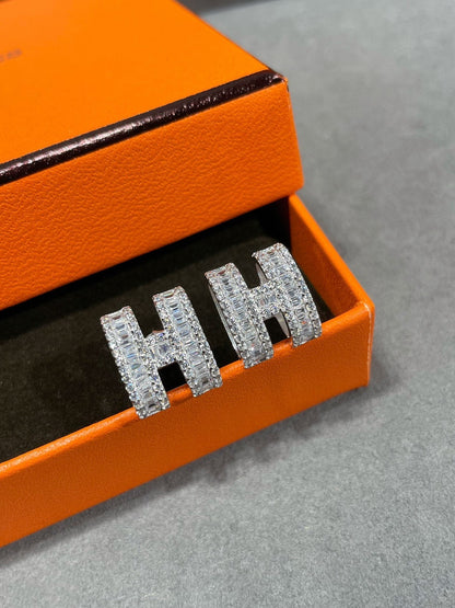 [Windsor Jewelry]H STUD EARRINGS WITH SILVER DIAMONDS