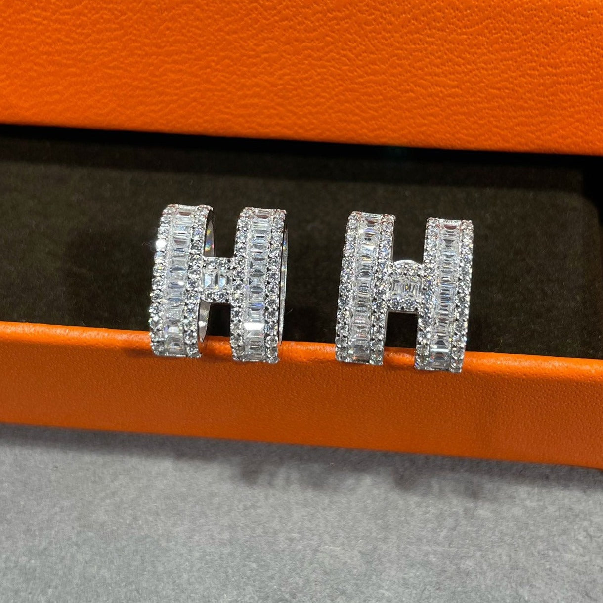 [Windsor Jewelry]H STUD EARRINGS WITH SILVER DIAMONDS