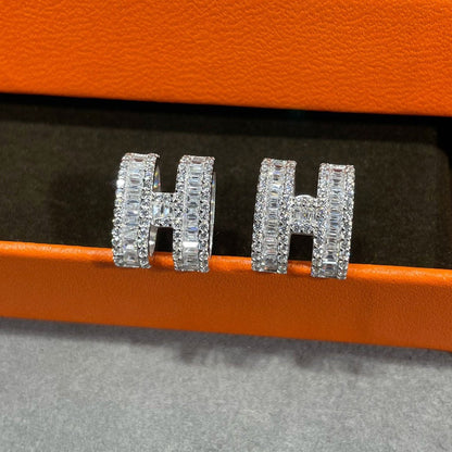 [Windsor Jewelry]H STUD EARRINGS WITH SILVER DIAMONDS