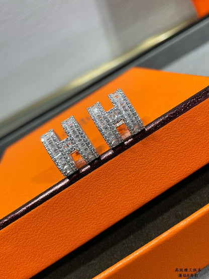 [Windsor Jewelry]H STUD EARRINGS WITH SILVER DIAMONDS