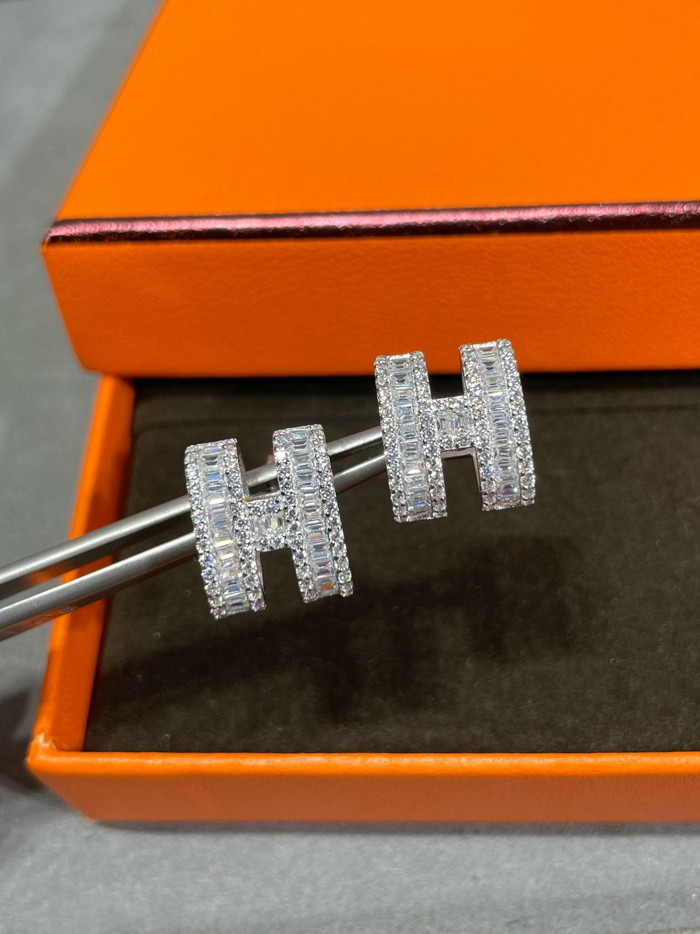 [Windsor Jewelry]H STUD EARRINGS WITH SILVER DIAMONDS