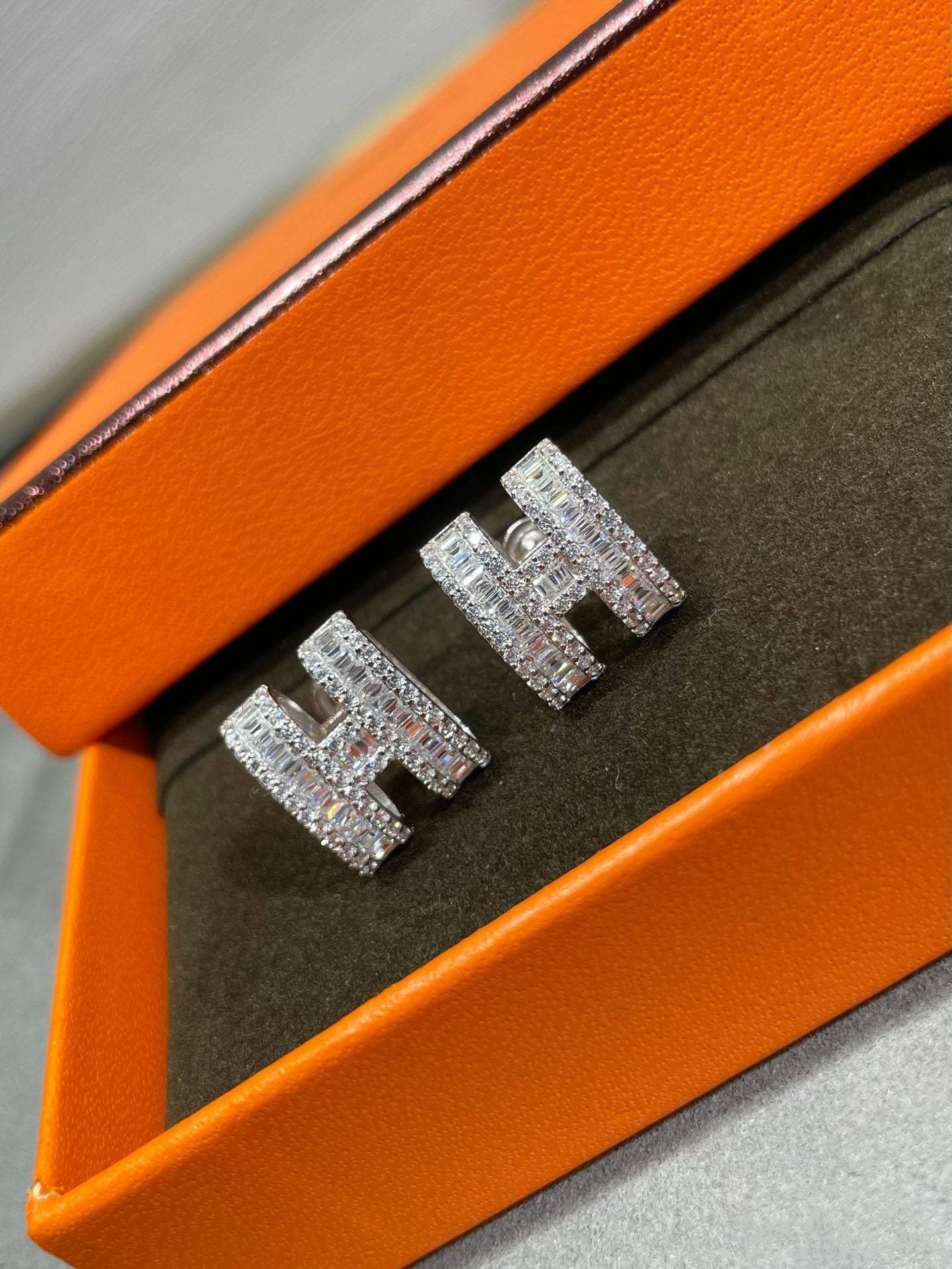 [Windsor Jewelry]H STUD EARRINGS WITH SILVER DIAMONDS