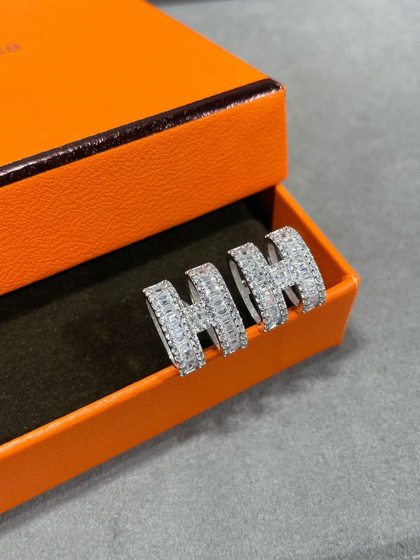 [Windsor Jewelry]H STUD EARRINGS WITH SILVER DIAMONDS