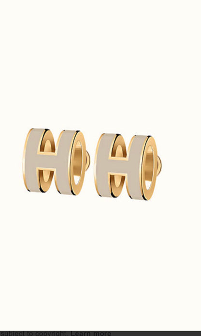 [Windsor Jewelry]MINI POP H GOLD EARRINGS GREY