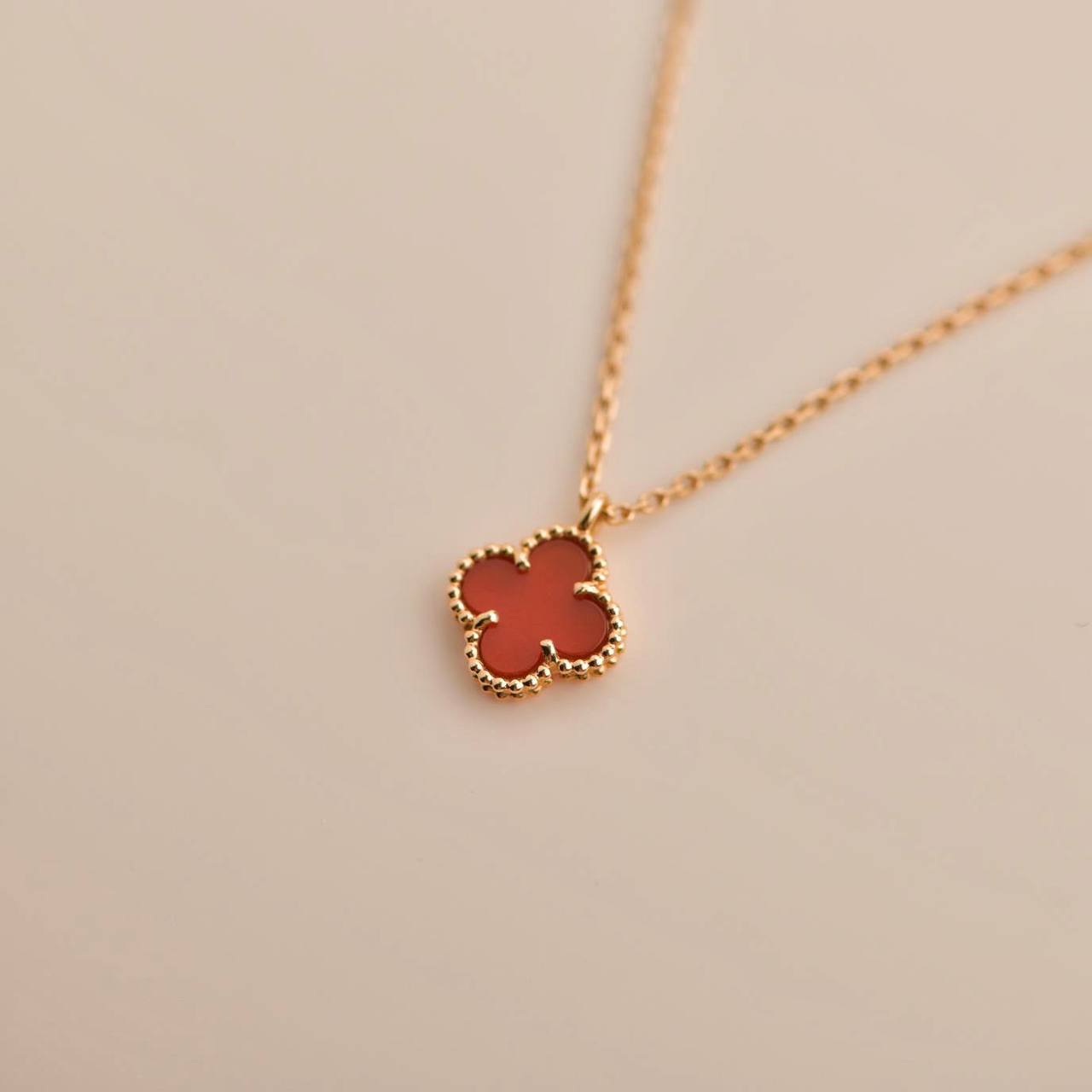 [Windsor Jewelry]CLOVER MINI 9.5MM WHITE CARNELIANS NECKLACE